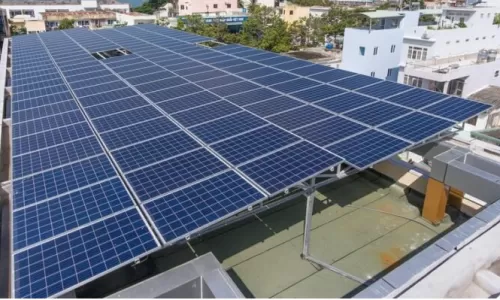 Tấm pin năng lượng mặt trời trong mùa mưa 