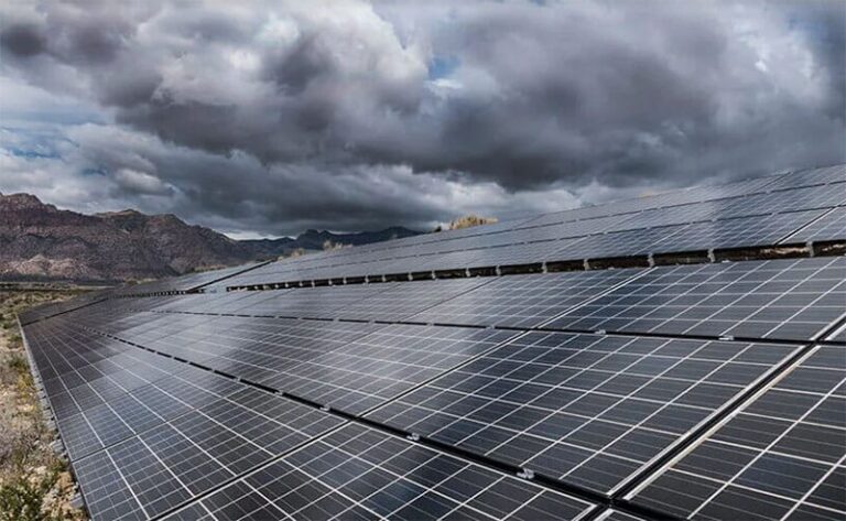 Tấm pin năng lượng mặt trời trong mùa mưa