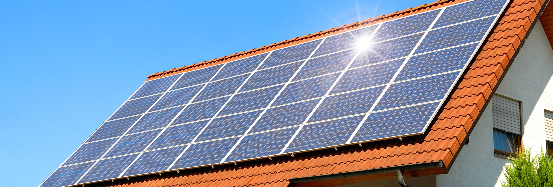 Tấm pin năng lượng mặt trời cho gia đình: Lợi ích và chi phí