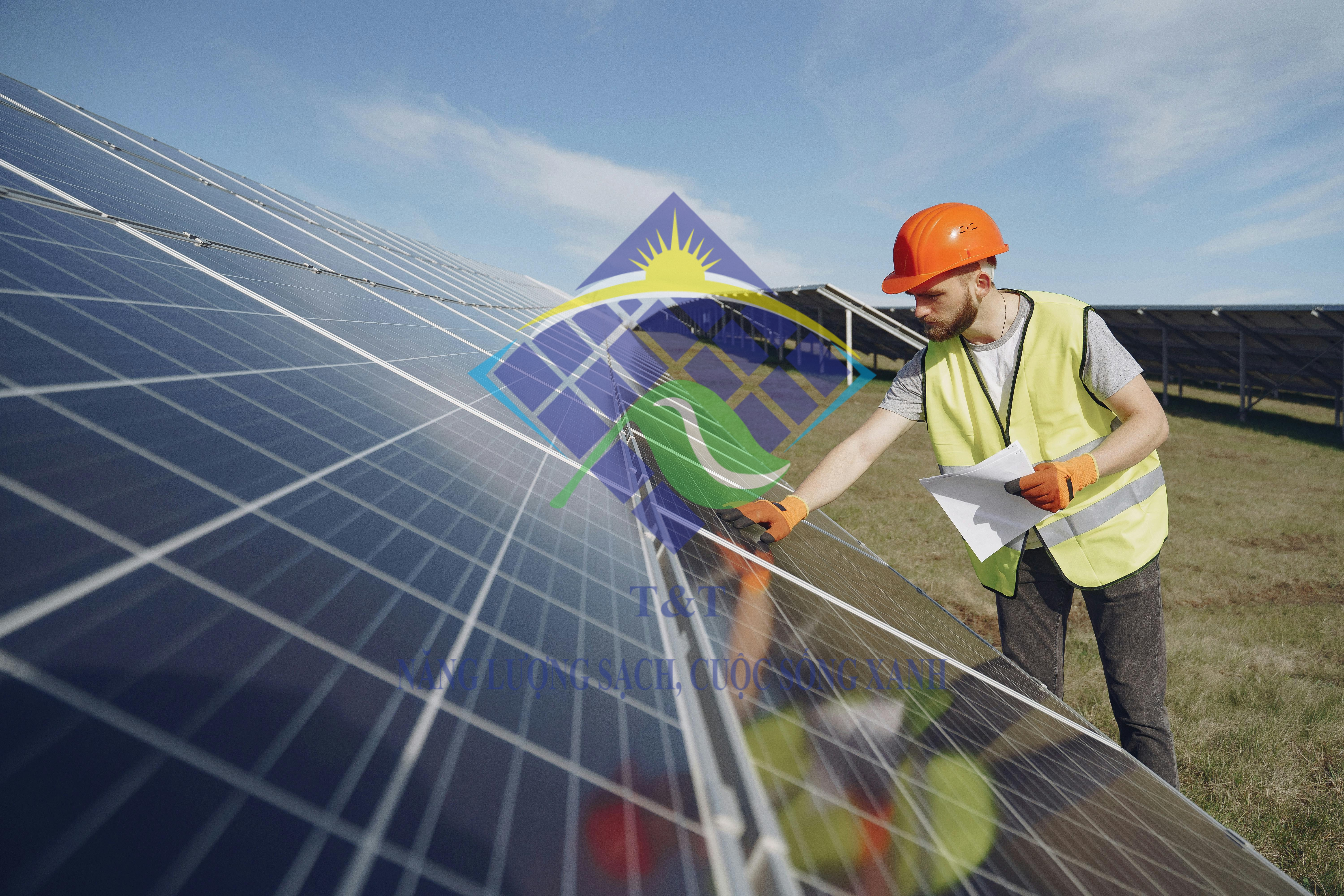 Lắp đặt tấm pin Jinko Solar cho gia đình