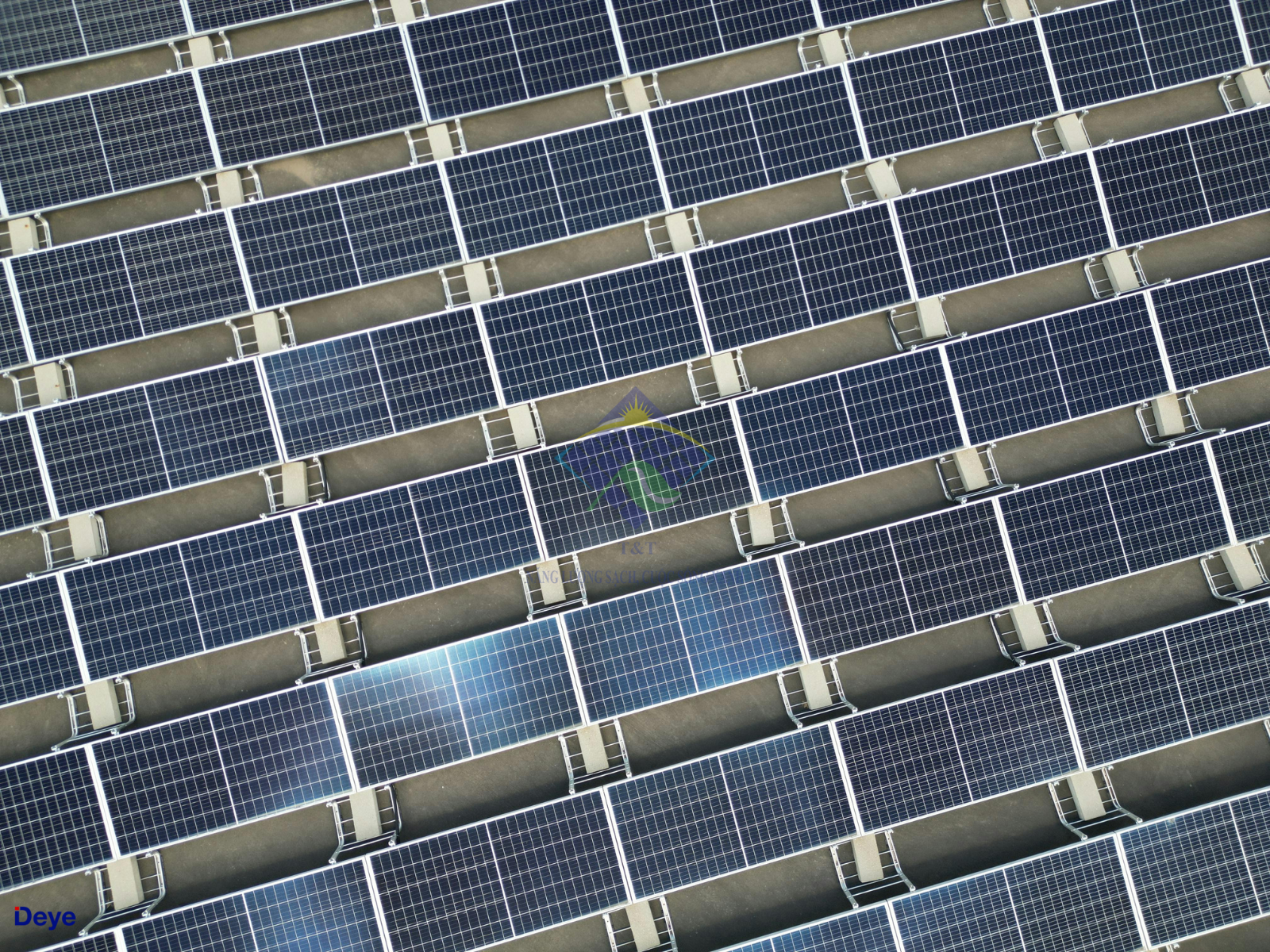 Pin lưu trữ Deye cho dự án năng lượng mặt trời lớn