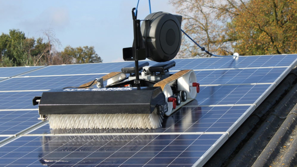 Dịch Vụ Vệ Sinh Tấm Pin Năng Lượng Mặt Trời